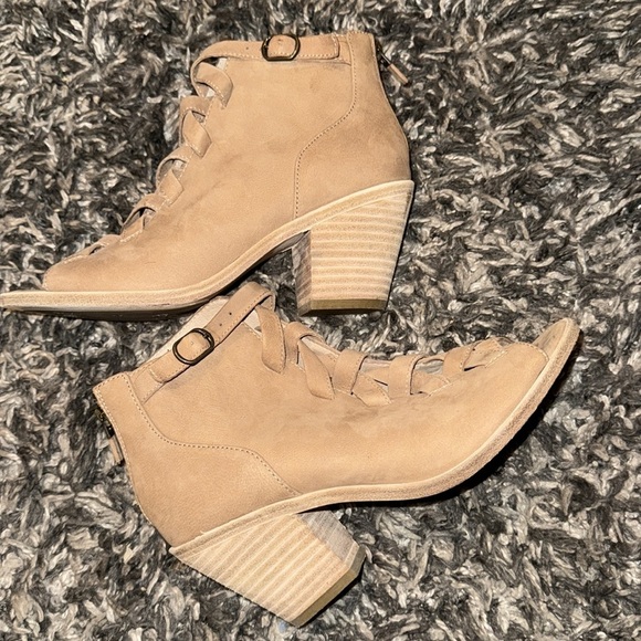 Eileen Fisher Tan Suede Sandals with Peep-Toe Design - Picture 10 of 11